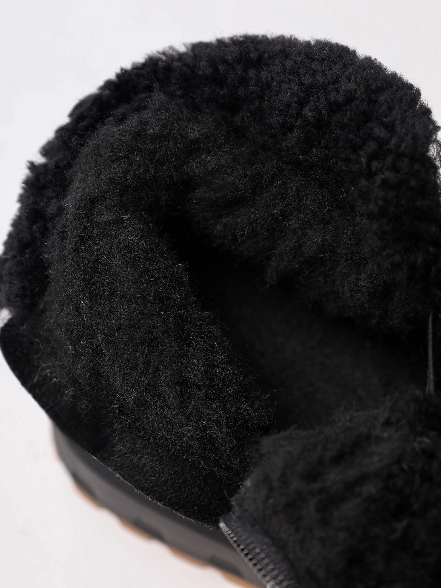 Ботинки черного цвета на рельефной подошве